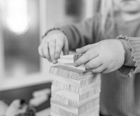 Legehus af træ på Vonsild Skoles legeplads