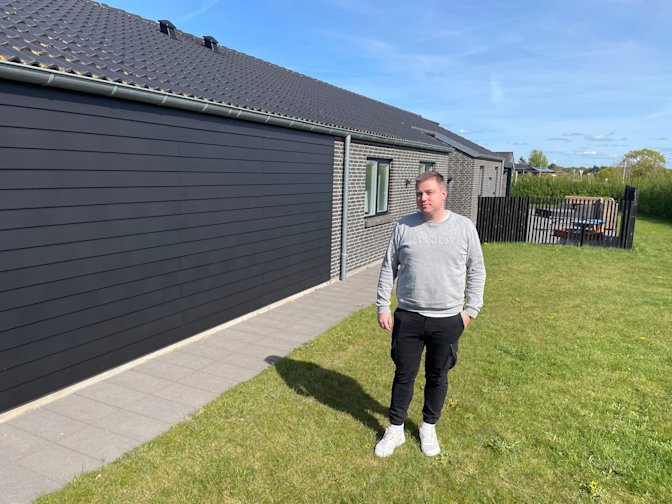Michael Jensen ved sit hus på Soldaterparken i Vester Nebel, som han har bygget på en byggegrund, han købte af Kolding Kommune i 2019.
