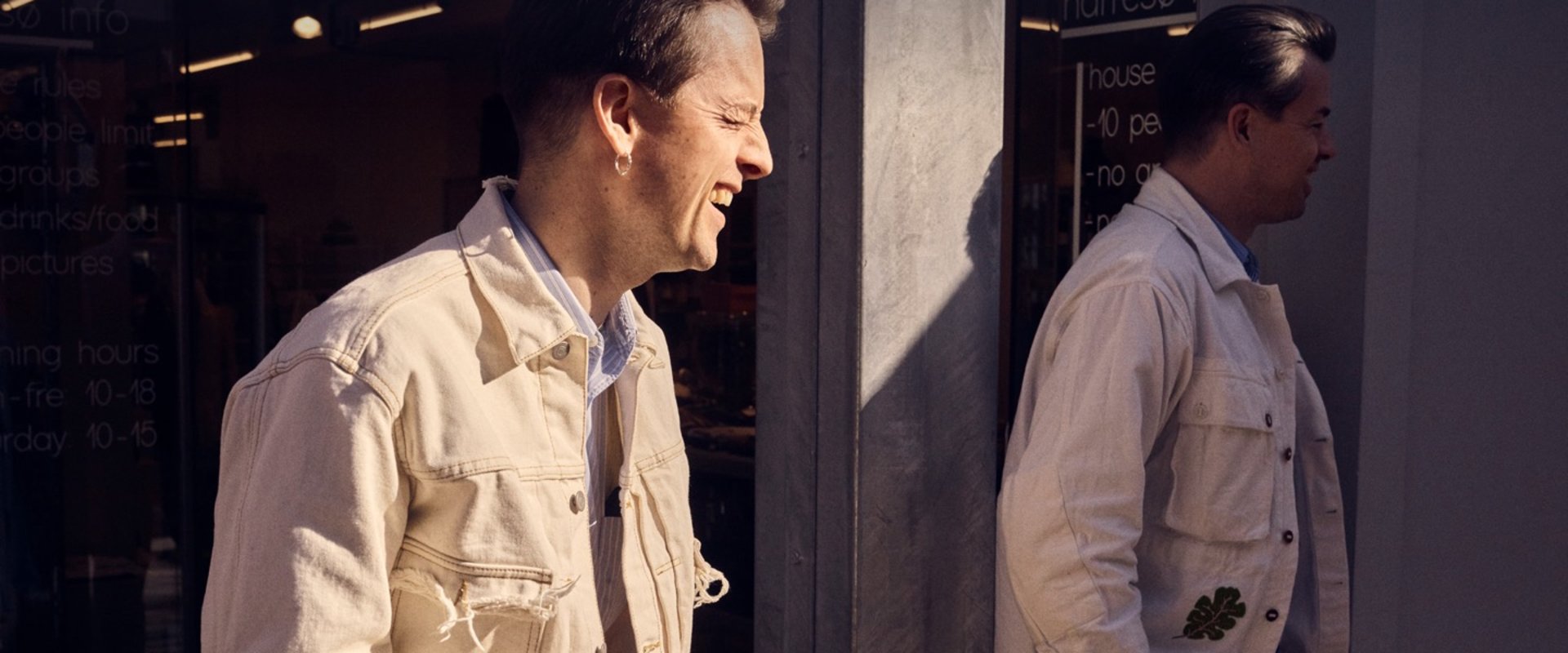 Kristian og Søren Harresøe står ved siden af hinanden uden for deres fælles butik Harresøe i Kolding midtby. De griner sammen