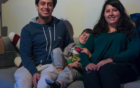 Familie fra Ecuador i deres sofa i hjemmet i Kolding.