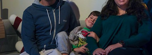 Familie fra Ecuador i deres sofa i hjemmet i Kolding.