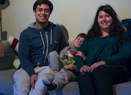 Familie fra Ecuador i deres sofa i hjemmet i Kolding.