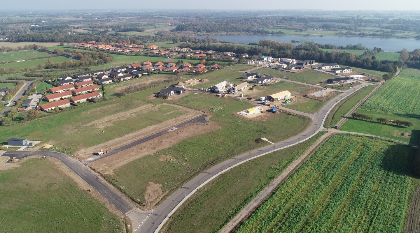 Dronefoto af udstykning med byggegrunde i Vester Nebel i 2018. I baggrunden ses en af Donssøerne