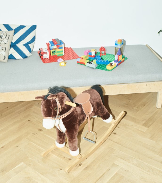 Interiør blandt andet med gyngehest og lego-huse fra børneværelset hos familien Kallesøe