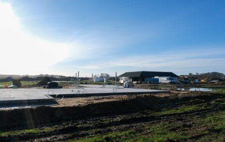 Det er en byggeplads i Vonsild ved Kolding. Fundamentet til et nyt hus er placeret til venstre i billedet. Bagved og til højre er et nybygget hus.