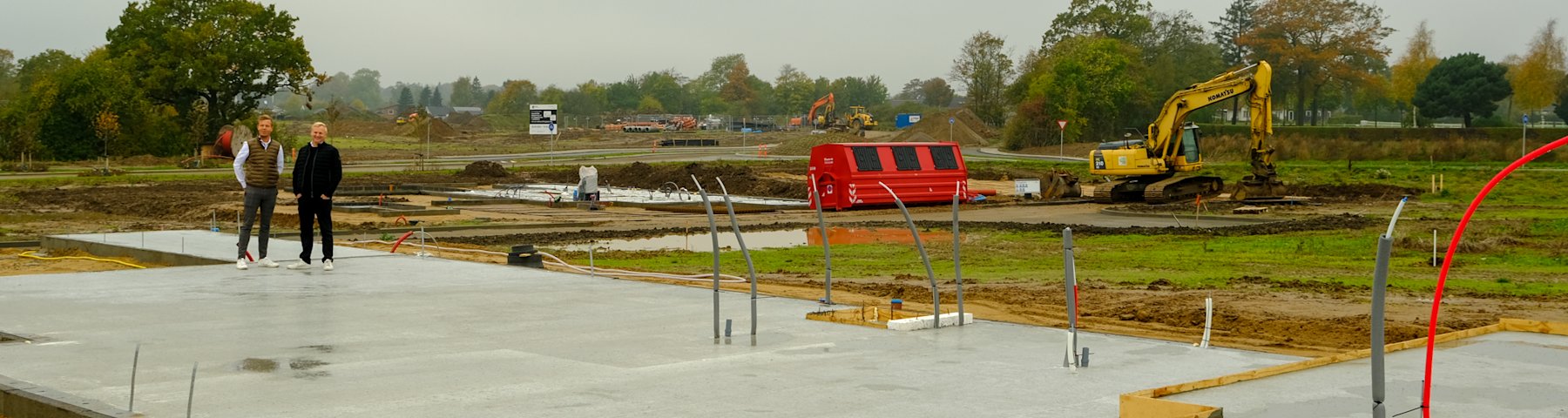 Kristian Thomsen fra Hybel Huse og Peter Kristensen fra Menzer & Kristensen står på en byggegrund i Vonsild, hvor de sammen med fire andre firmaer er ved at opføre en udstillingsby