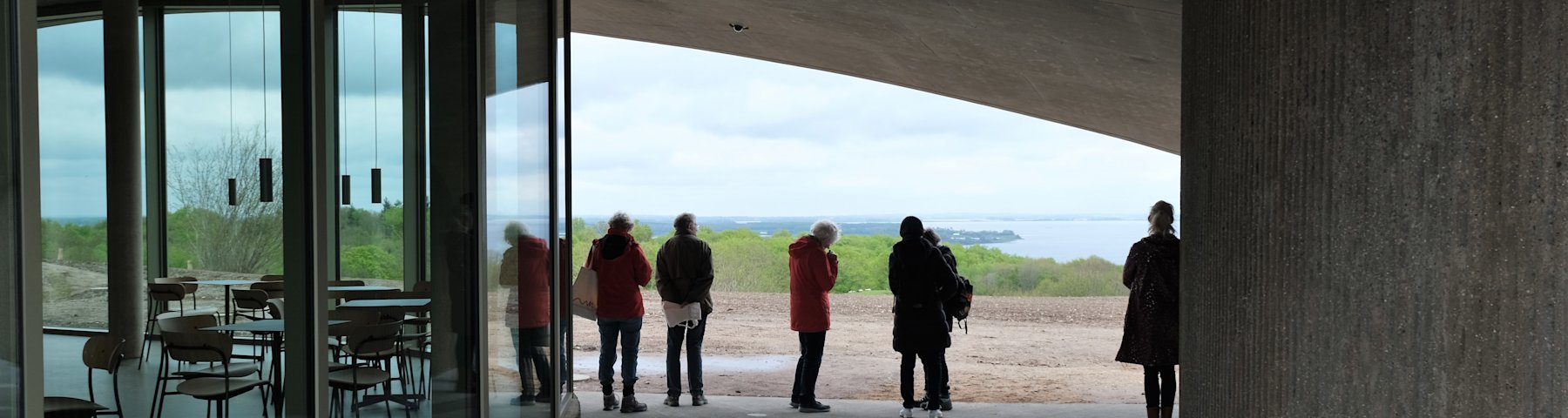 Et kig gennem Skamlingsbankens tunellen, der munder ud i udsigten over Lillebælt