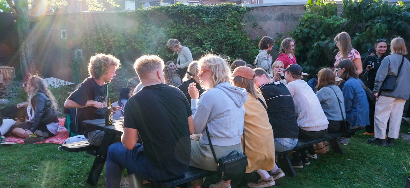Unge studerende hygger sig sammen i haven ved Riberdyb 10 i Kolding