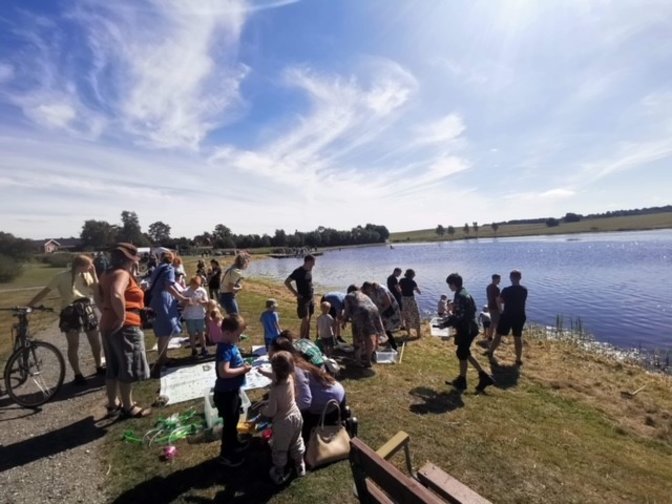Flere gange om året er der fælles aktiviteter i Ødis. Her er byen samlet sidste lørdag i august til ”Sjov ved søen”. Fotoet er fra 2022, hvor et par hundrede børn og voksne havde en sjov dag med kagedyst, børnefodbold, krolf og banko, og hvor 120 var samlet til spisning af helstegt pattegris om aftenen.