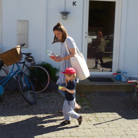 Majbritt Budde Sørensen med en af sine sønner på gårdspladsen ved hjemmet i Sdr. Bjert ved Kolding