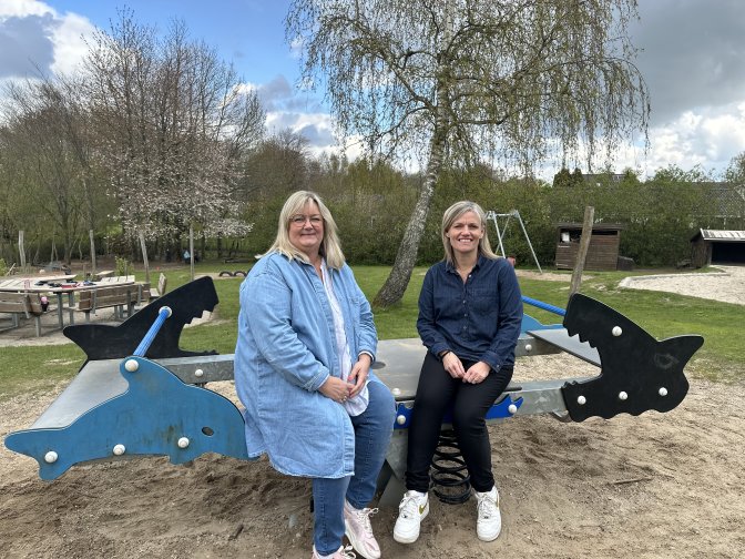 Institutionsleder Susanne Holm og pædagog Christina Theet Tonsberg på legepladsen ved børnehaven på Agtrupvej i Kolding.