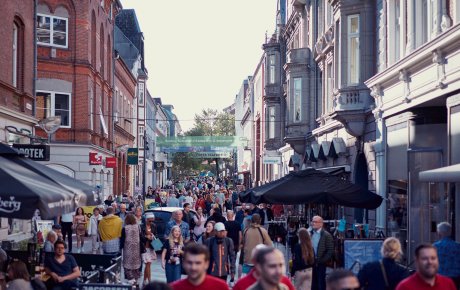 Gågaden i Kolding fyldt med mennesker, der går 