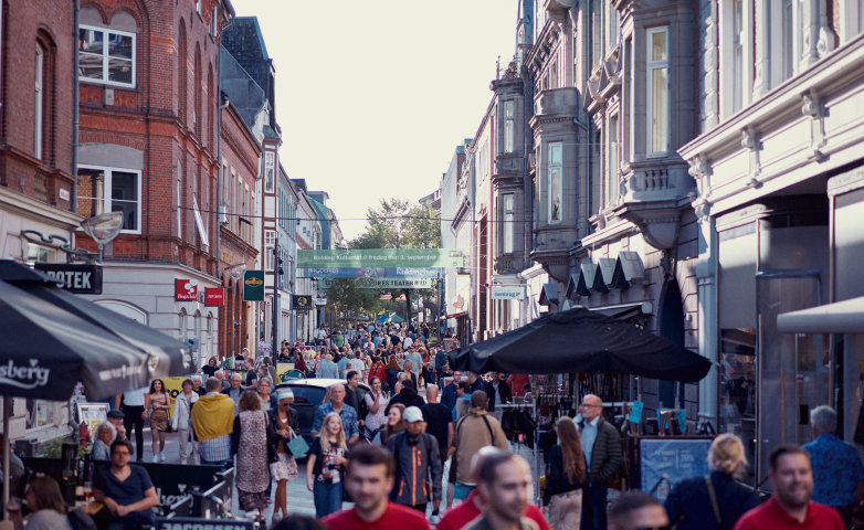 Gågaden i Kolding fyldt med mennesker, der går 