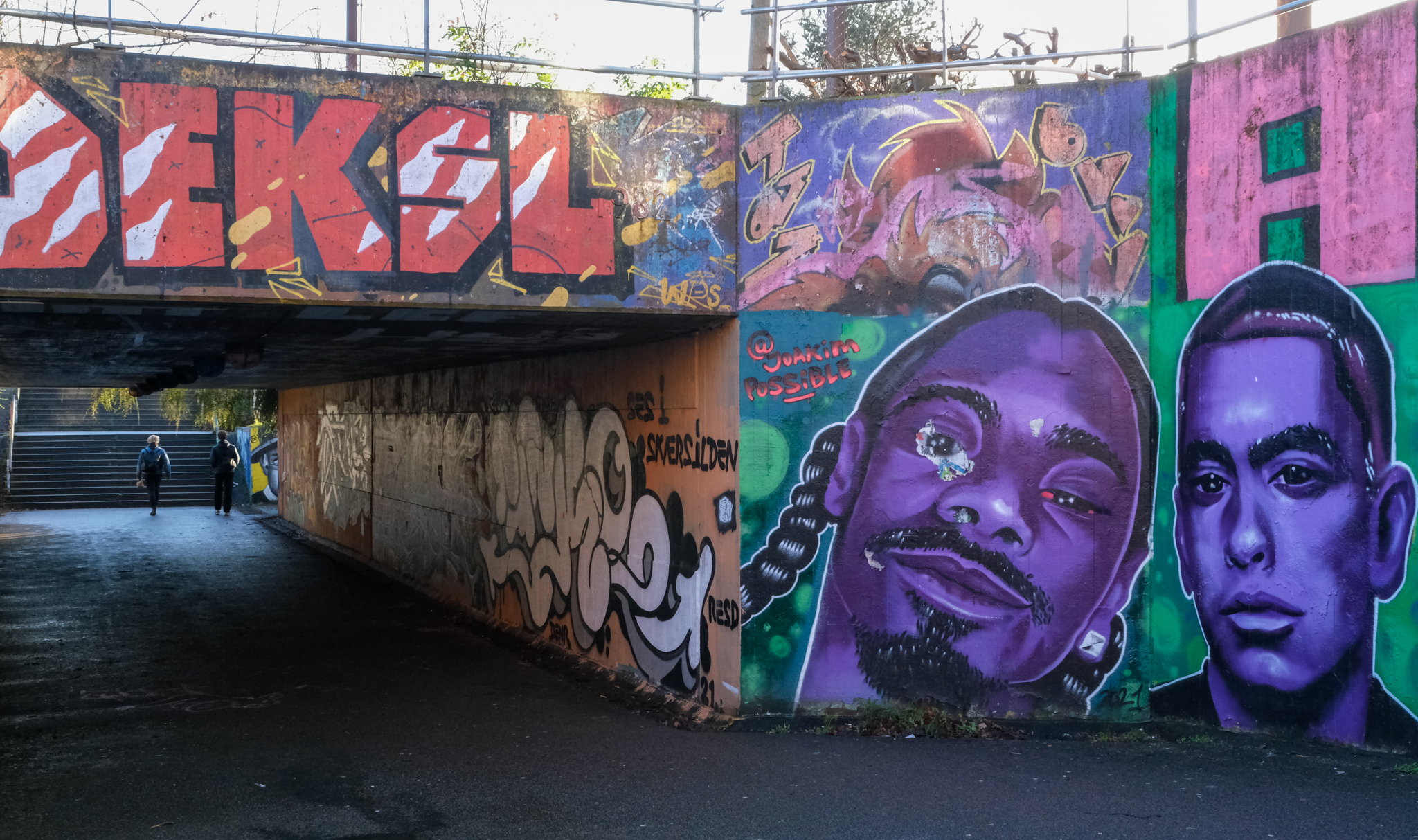 Graffiti-tunellen i Kolding set fra nord blandt andet med et billede af rap-stjernen Snoop Dog malet på væggen