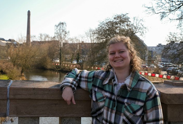 Sara Elisabeth Nielsen står på en bro over Kolding Å