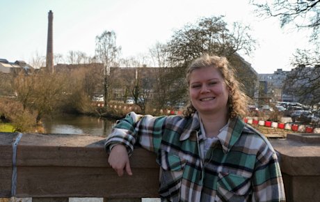 Sara Elisabeth Nielsen står på en bro over Kolding Å
