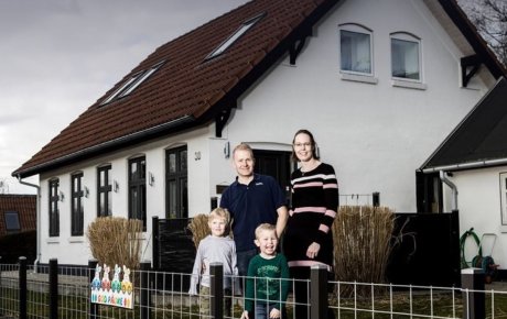 Familien Kalbæk står uden for deres hus i Eltang. Længst til venstre står den ældste søn, dernæst står faren, så den yngste søn og yderst til højre står moren.