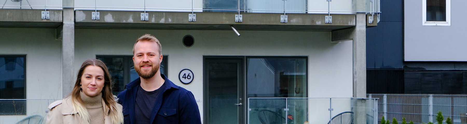 Louise S. Langergaard og Mikkel Thuesen Petersen står foran deres hjem i Klostergården midt i Kolding.