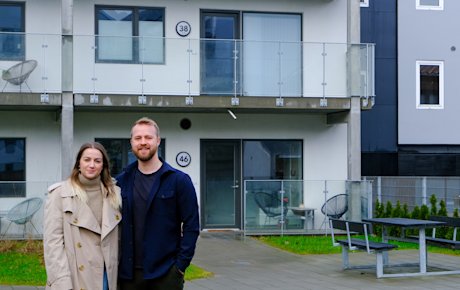 Louise S. Langergaard og Mikkel Thuesen Petersen står foran deres hjem i Klostergården midt i Kolding.