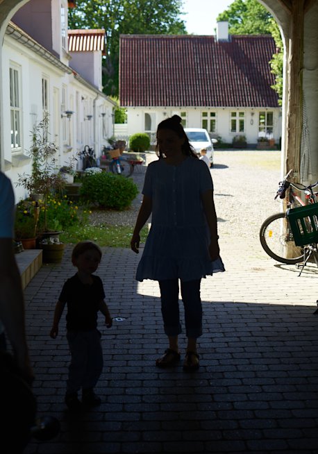 Majbritt og Mads Budde Sørensen og en af deres sønner i porten til den gård, de bor på i Sdr. Bjert ved Kolding