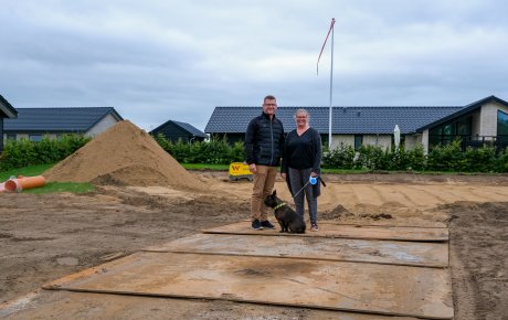 Thomas og Christina Graugaard-Nielsen står midt på deres byggegrund på Vesterengen i Viuf, hvor byggeriet så småt er ved at gå i gang. Der er køreplader og bunker af jord på grunden