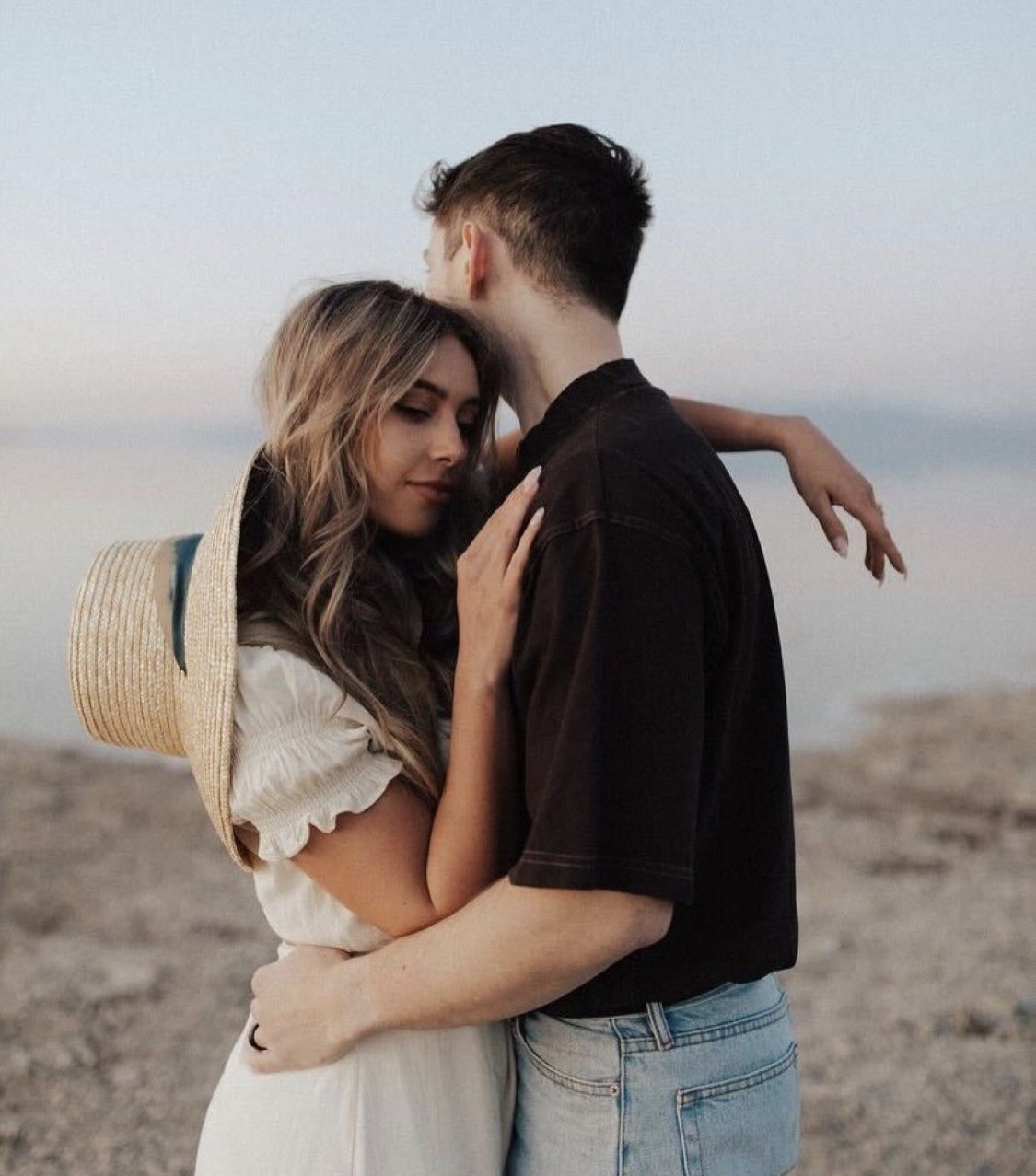 Couple beach pose inspo! 🌊 | Gallery posted by Anna Schmidt | Lemon8