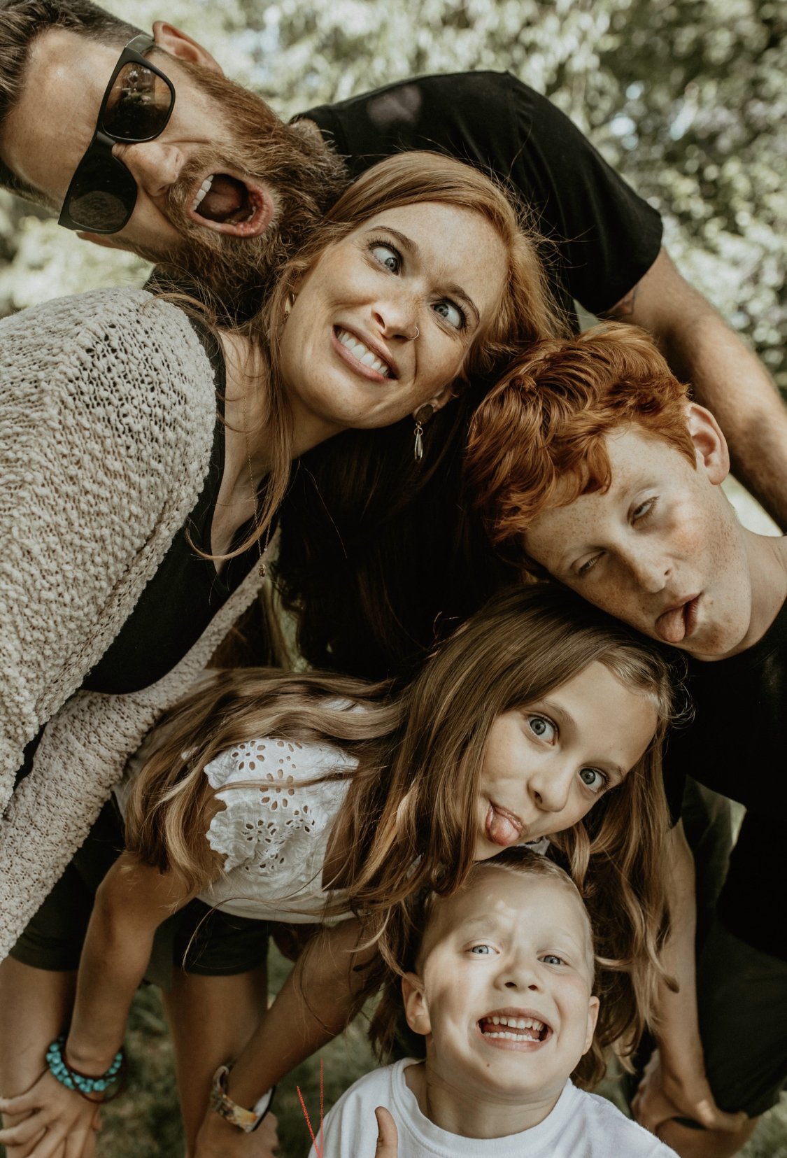 10 Group Photo Poses and Ideas For Family and Wedding Photography - Adorama