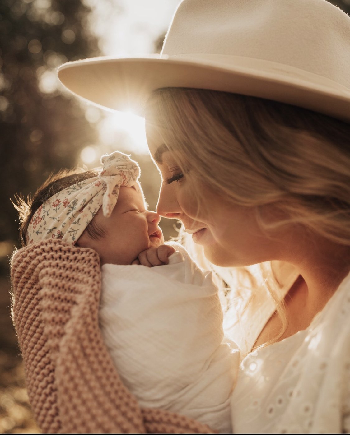 34 STUNNING Newborn Family Photos & Ideas for your session