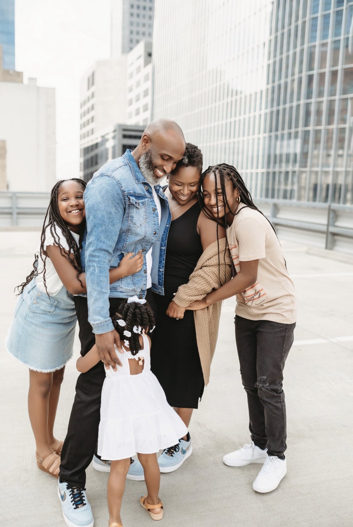 16 Family Photoshoot Poses: Natural Ways to Pose a Family