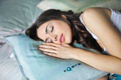 Beauty 101: Why You Should Never Sleep With Makeup On