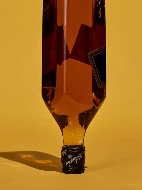 Κλείσιμο στο μπουκάλι Johnnie Walker Black Label ανάποδα
