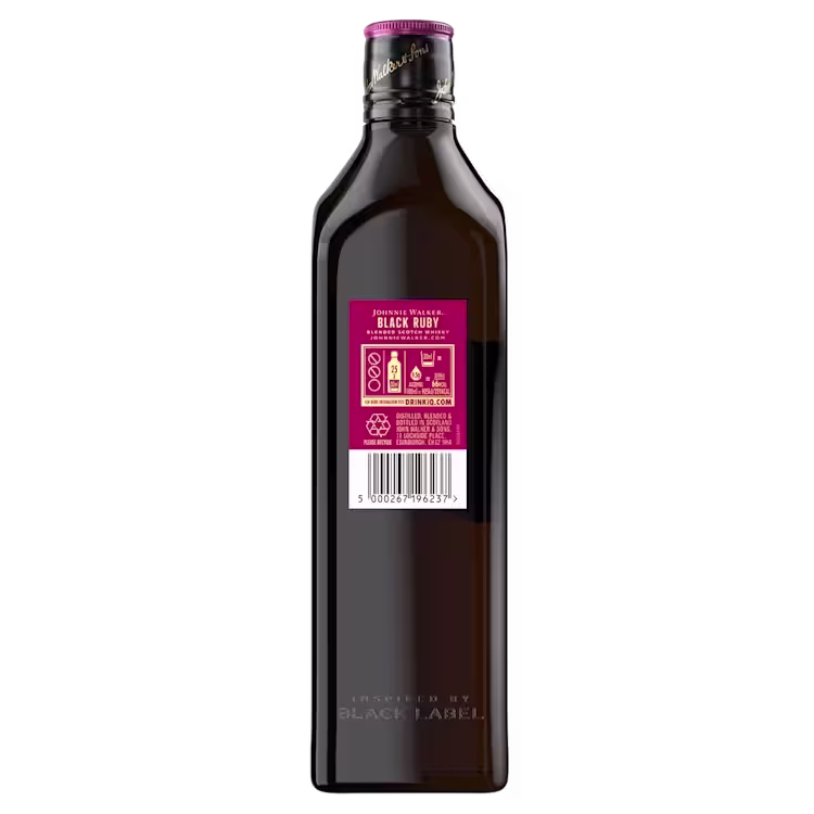 Una botella de vidrio oscuro con una etiqueta granate en la parte posterior. La etiqueta muestra texto e iconos, incluyendo un código de barras. La botella tiene un tapón negro y la inscripción "Inspirado por Black Label" grabada en la base.