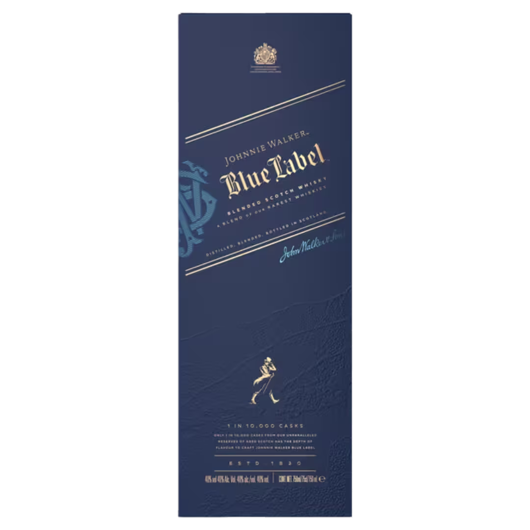 Johnnie Walker Blue Label Blended Scotch Whisky용 파란색 상자. 상자에는 브랜드 로고가 있는 금색과 흰색 텍스트가 있으며, 상징적인 걷는 남자 모습이 나와 있습니다.