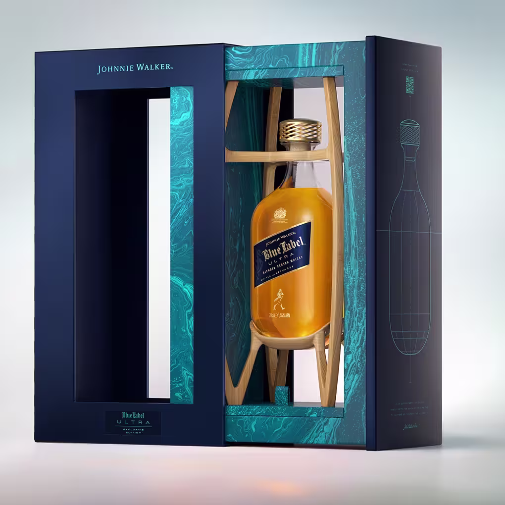 Una botella de whisky Johnnie Walker Blue Label Ultra se presenta en una elegante caja azul y verde azulado con un diseño geométrico y una ventana abierta que revela la botella en su interior.