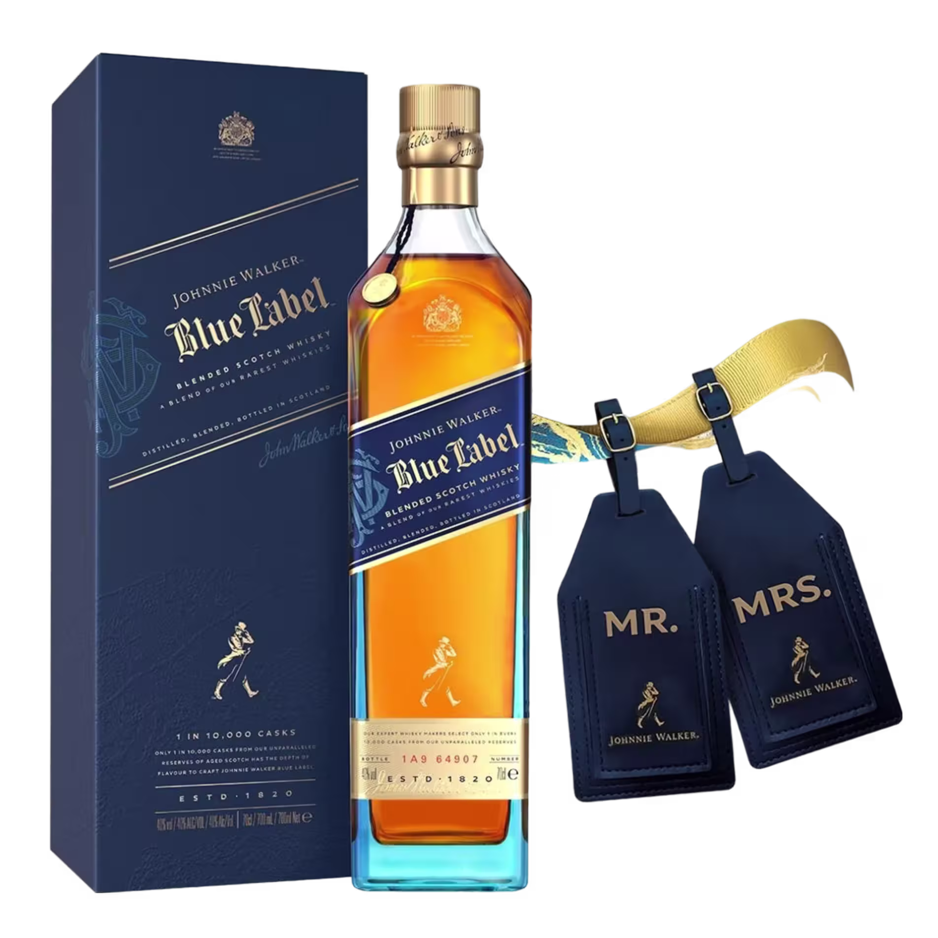 Eine Flasche Johnnie Walker Blue Label Scotch Whisky steht neben ihrer blauen Schachtel. Zwei dunkelblaue Gepäckanhänger mit den Aufschriften „MR.“ und „MRS.“ und goldenen Akzenten sind mit einem Band am Flaschenhals befestigt.