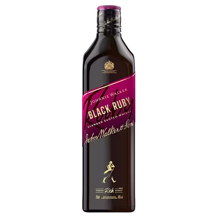 Una botella de whisky escocés mezclado Johnnie Walker Black Ruby con un diseño elegante. La etiqueta es predominantemente negra con detalles en rosa, incluida una franja diagonal rosa y un logotipo. 