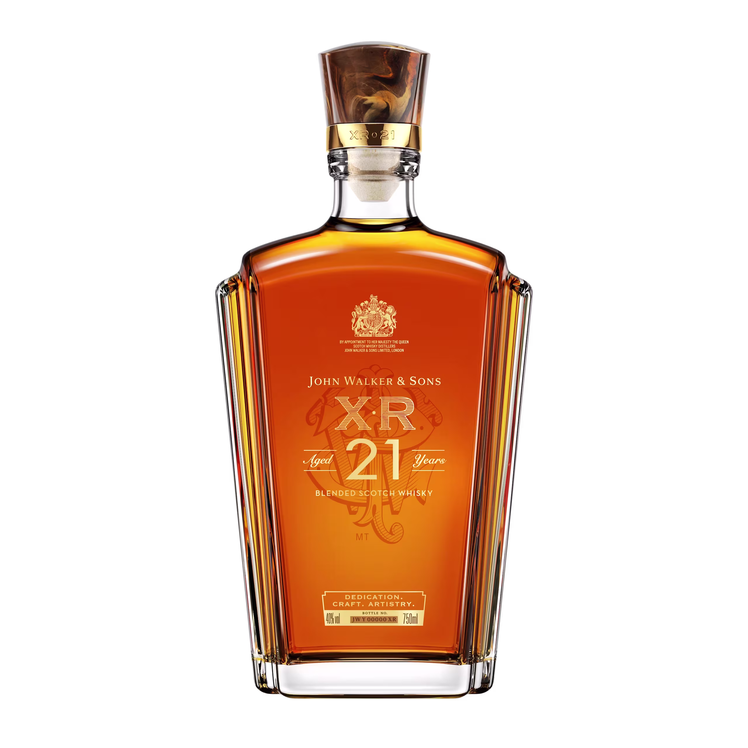 透明背景上的一瓶 John Walker & Sons XR 21 混合蘇格蘭威士忌。瓶子上貼有金色和琥珀色標籤,表示陳釀時間為 21 年。瓶蓋設計優雅,外觀清晰、多面。.