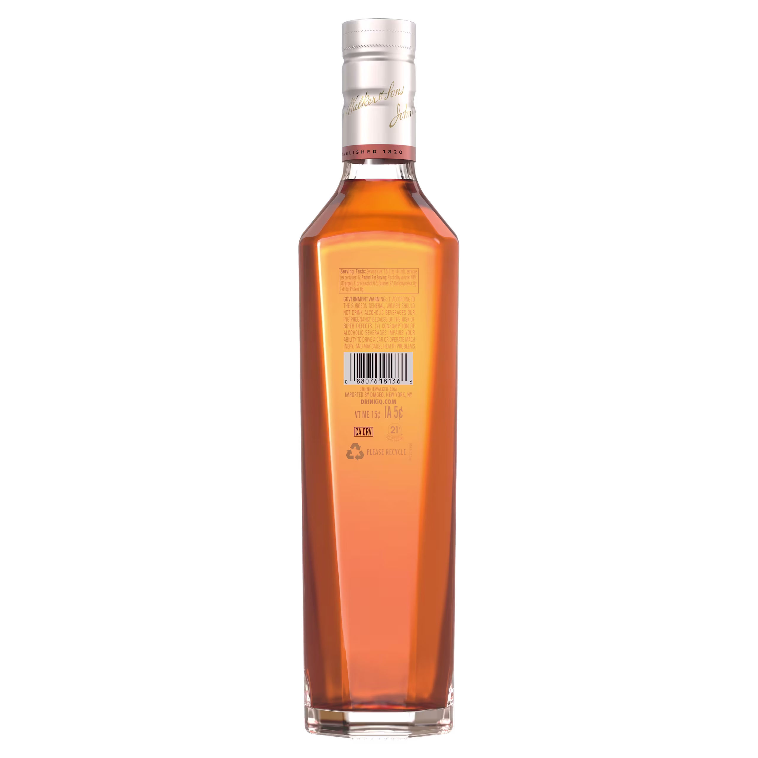 Una botella de vidrio alta y angular llena de un líquido ámbar, vista desde atrás. La botella tiene un tapón plateado y una etiqueta con código de barras cerca de la parte superior. El líquido en su interior parece ser un tipo de alcohol.