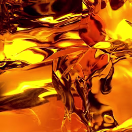 Abstract beeld met wervelende patronen van rijke amber- en goudtinten, die lijken op gesmolten metaal of glas. De vloeiende vormen creëren een gevoel van warmte en dynamiek.