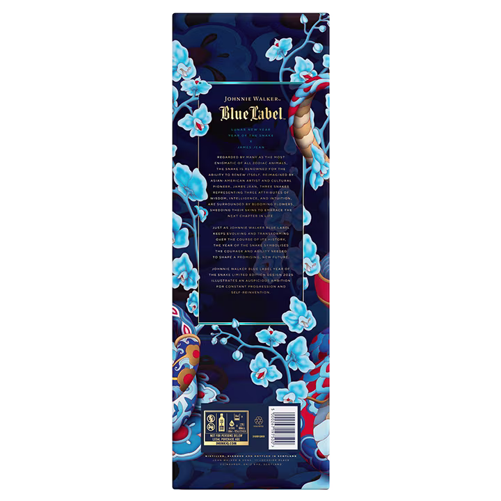 Een rechthoekige doos met blauw en goud bloemenontwerp, met de tekst Johnnie Walker Blue Label in het midden. De doos bevat ingewikkelde bloemenillustraties in verschillende tinten blauw en rode accenten.