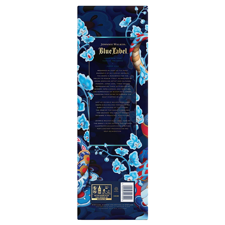 Un diseño de envase vibrante y ornamentado para Johnnie Walker Blue Label Year of the Snake, con motivos florales azules e intrincadas ilustraciones. El texto detalla la descripción del producto y los aspectos más destacados, sobre un fondo oscuro.