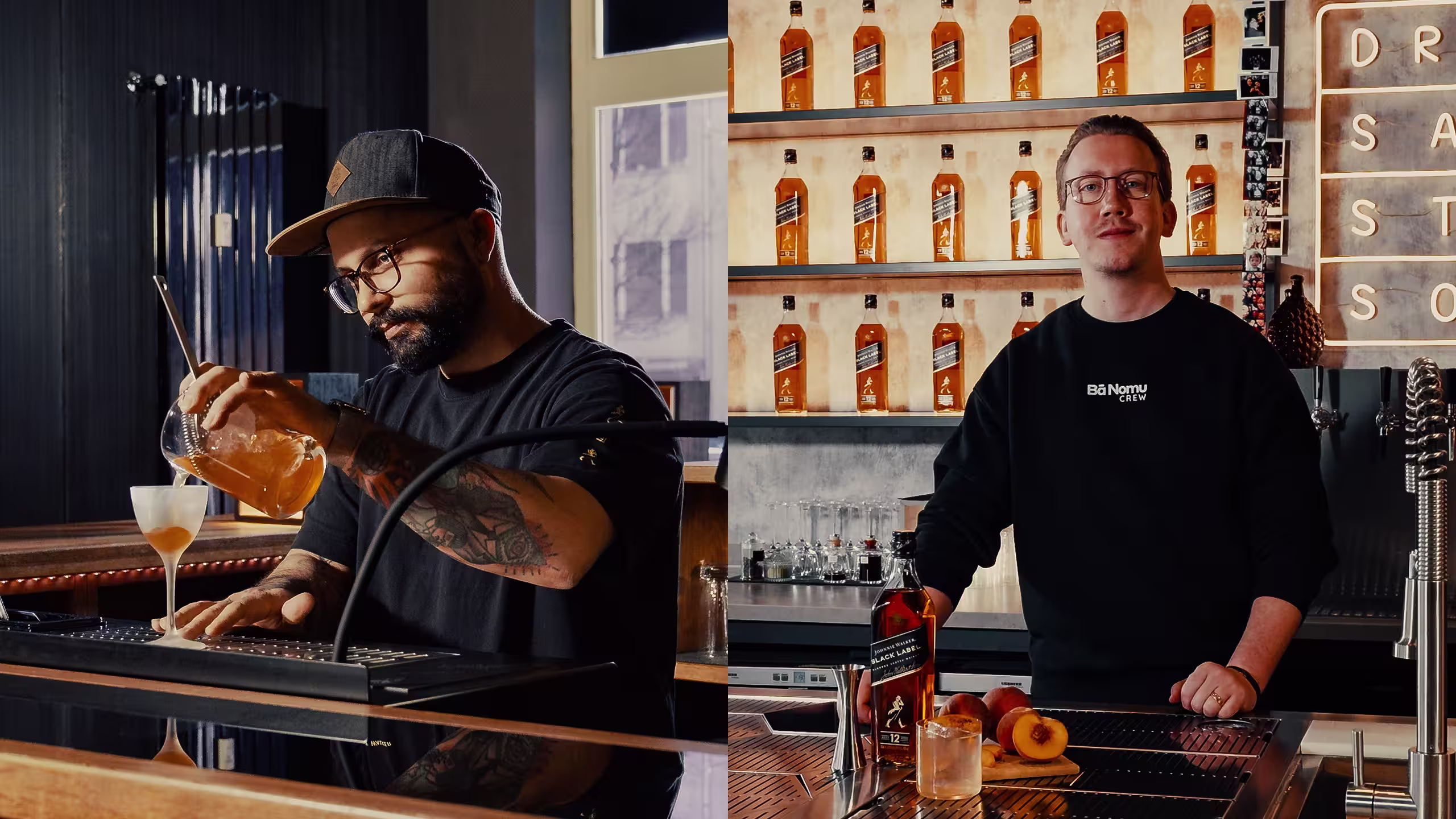 Zwei Barkeeper stehen hinter getrennten Bars. Der linke schenkt einen Drink in ein Cocktailglas ein, während der rechte lächelnd mit Spirituosen, einem Glas und geschnittenem Obst auf der Theke steht. Flaschen stehen in Regalen hinter beiden.