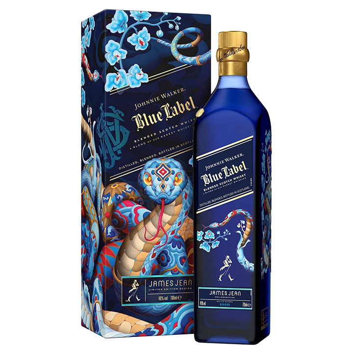 Una botella Johnnie Walker Blue Label Edición Limitada Año Nuevo Lunar de la Serpiente con una caja decorativa. La caja presenta un intrincado diseño en azul, blanco y dorado, que incluye una serpiente estilizada y motivos florales.