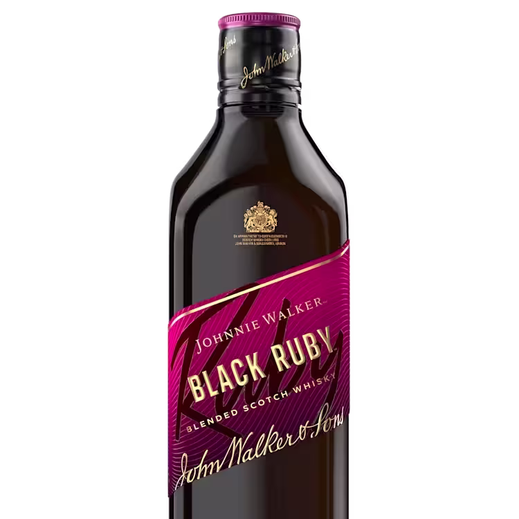 Una botella de whisky escocés mezclado Johnnie Walker Black Ruby. La botella es oscura con una etiqueta rosa y dorada, y el texto incluye Johnnie Walker Black Ruby y John Walker & Sons en la etiqueta. La gorra es negra con detalles en rosa.