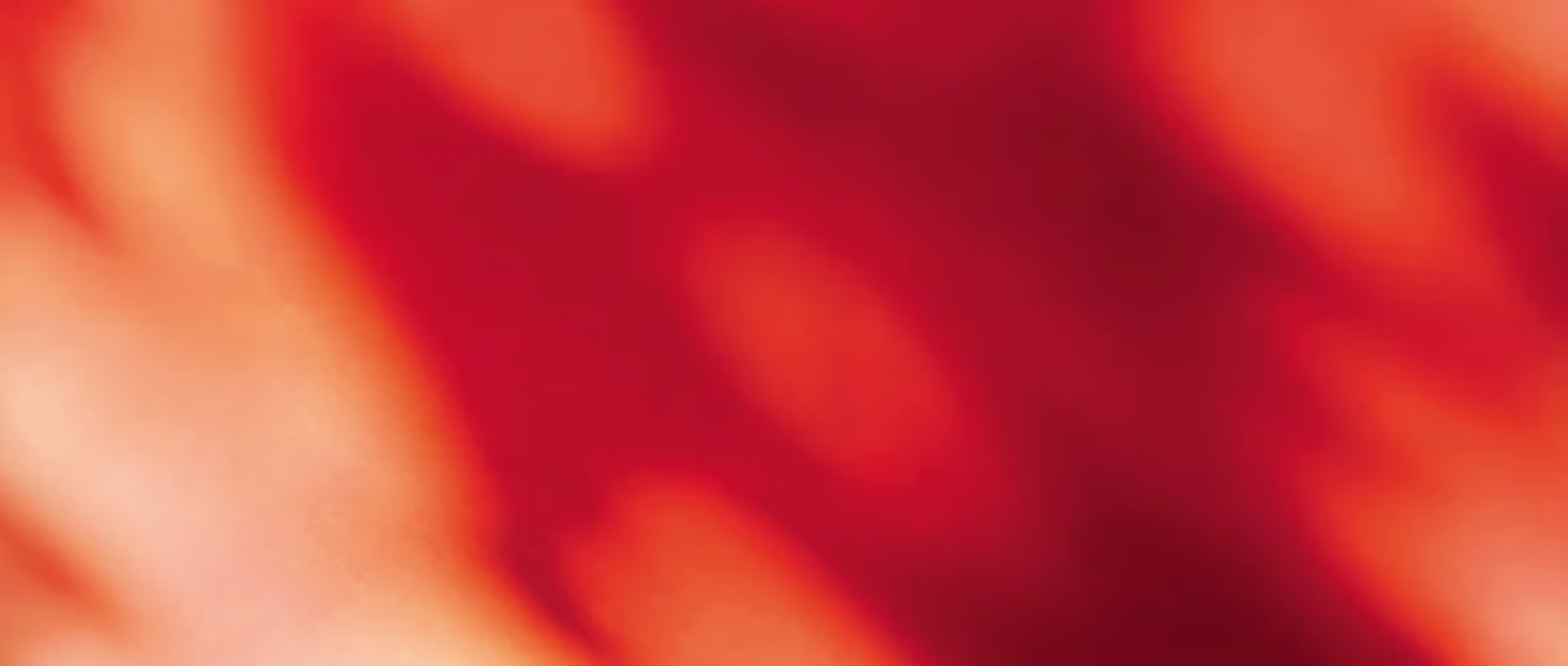 Zachte, abstracte oranje en beige vormen vloeien in elkaar over met een wazige, dromerige textuur en subtiele schaduwen.