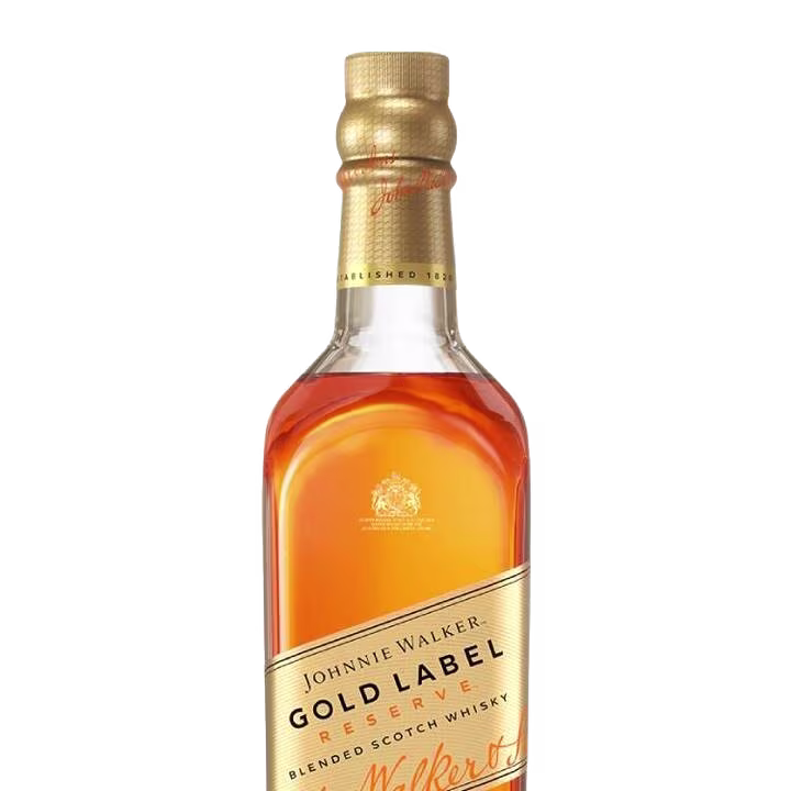 Láhev Johnnie Walker Gold Label Reserve míchaná skotská whisky se zlatou etiketou a uzávěrem, na které je výrazně zobrazeno logo a název značky. Whisky je jantarově zbarvená, viditelná přes čirou skleněnou láhev.