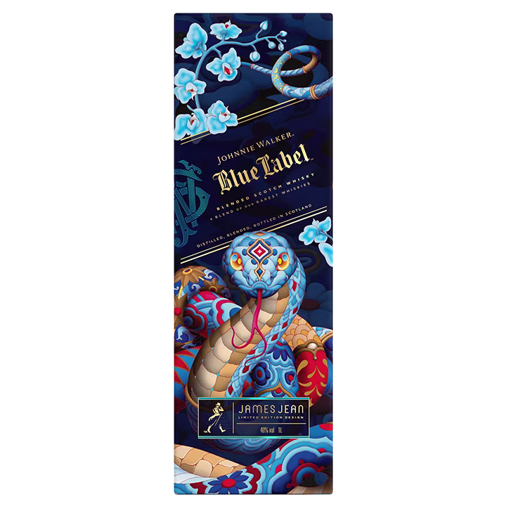 De afbeelding toont een decoratieve doos voor Johnnie Walker Blue Label whisky. Het toont ingewikkelde, kleurrijke kunstwerken van James Jean, waaronder een grote slang met uitgebreide patronen en blauwe bloemen tegen een donkere achtergrond.