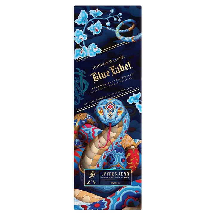 Una colorida caja de Johnnie Walker Blue Label Year of the Snake con vibrantes ilustraciones de James Jean. El diseño incluye una intrincada serpiente estilizada rodeada de flores azules y motivos ornamentales sobre un fondo oscuro.