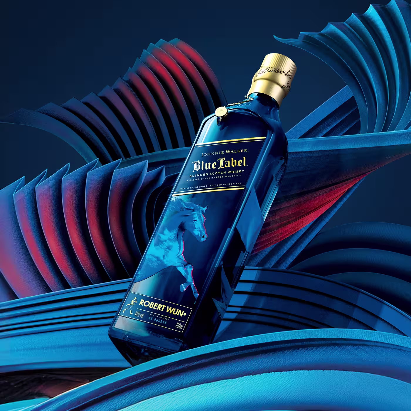 Een fles van Johnnie Walker Blue Label met een blauw paard en Robert Wun op het etiket, tegen een abstracte blauwe en rode golvende achtergrond.