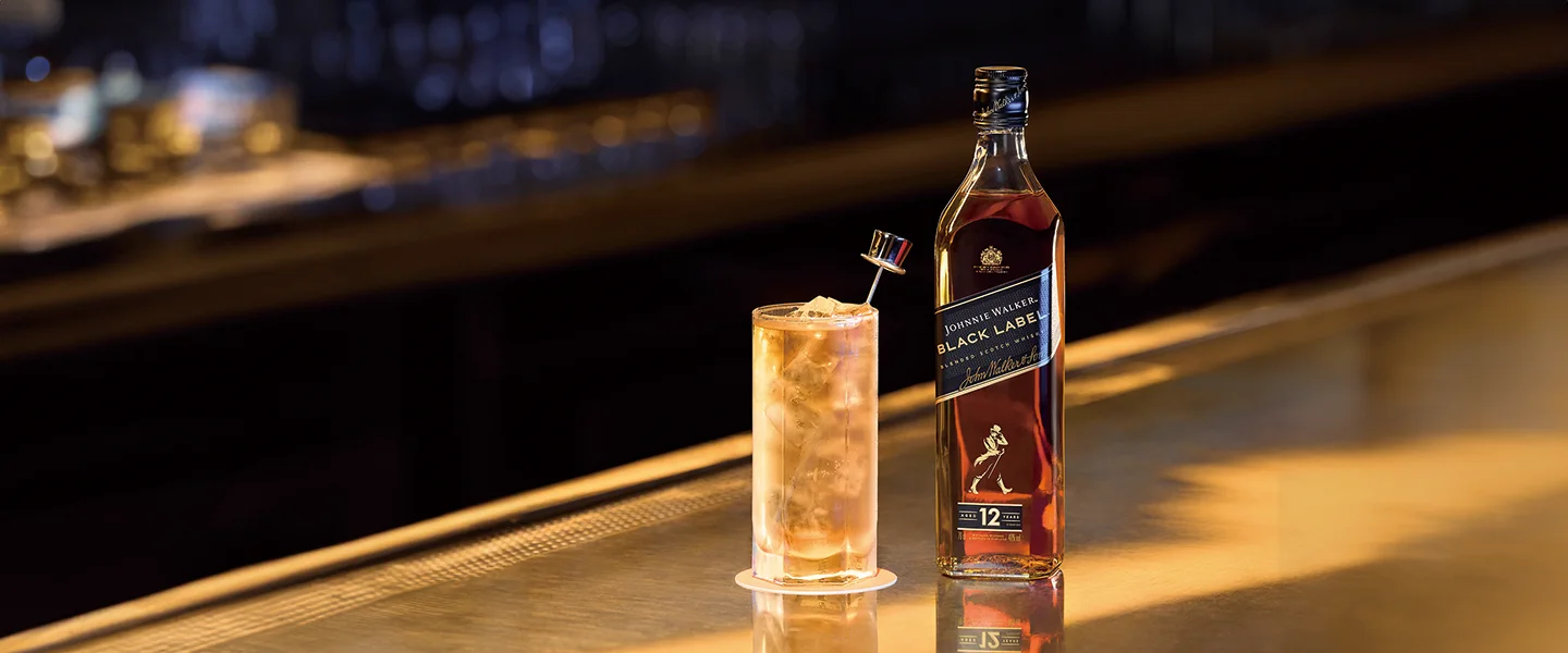 Black label in glass with ice